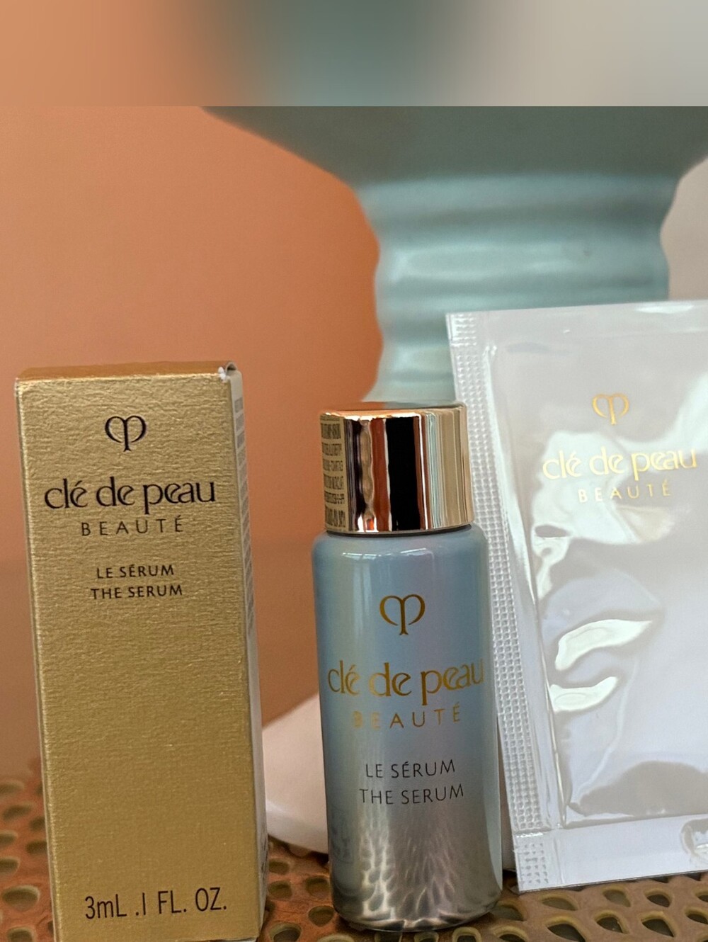 clé de peau Le Sérum – Soft Blue Bottle with Gold Cap
